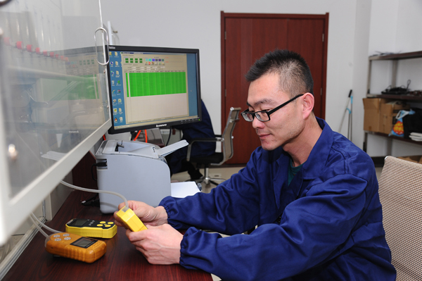 威尼斯矿山仪器检测有限公司员工使用KA8316型一氧化碳报警仪